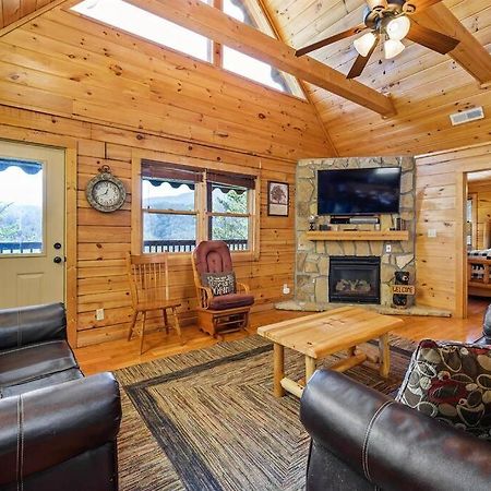 Spacious Smokies Cabin - Hot Tub With Mountain Views Gatlinburg Eksteriør billede