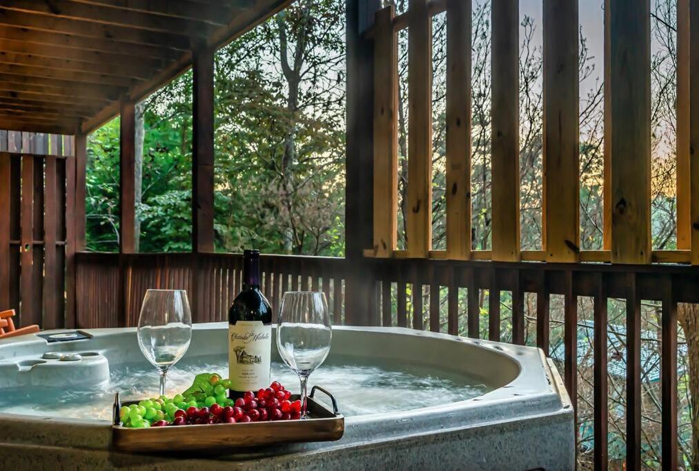 Spacious Smokies Cabin - Hot Tub With Mountain Views Gatlinburg Eksteriør billede