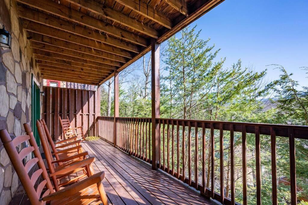 Spacious Smokies Cabin - Hot Tub With Mountain Views Gatlinburg Eksteriør billede