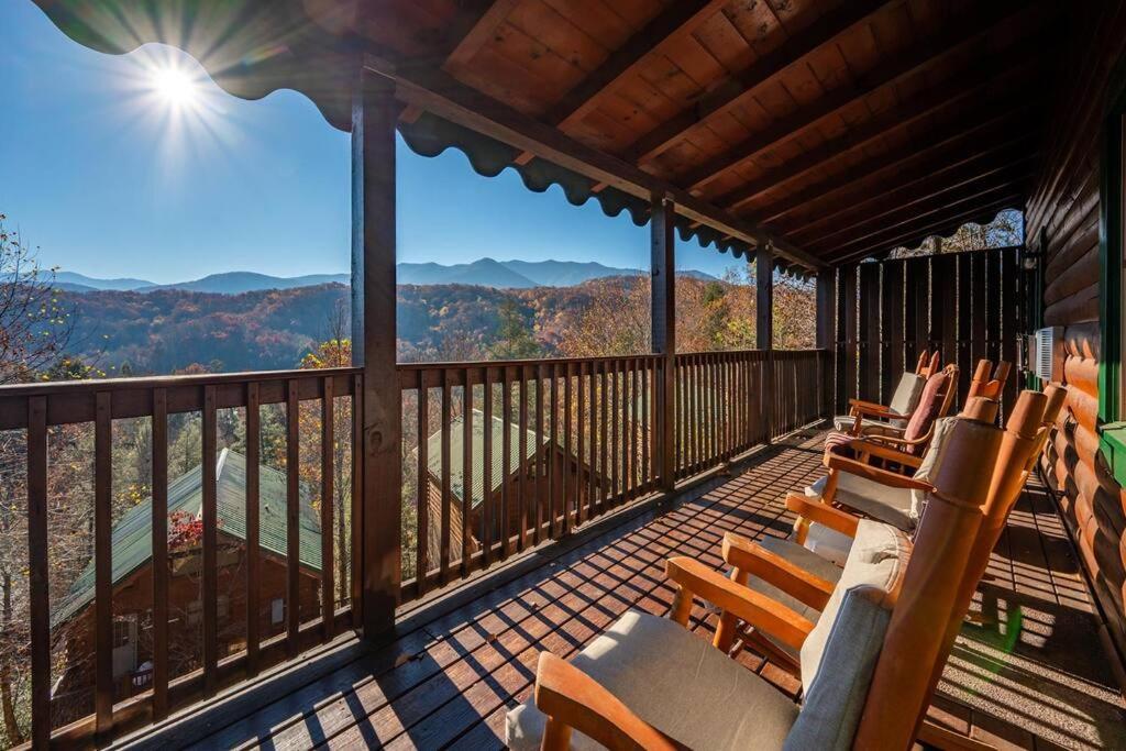 Spacious Smokies Cabin - Hot Tub With Mountain Views Gatlinburg Eksteriør billede