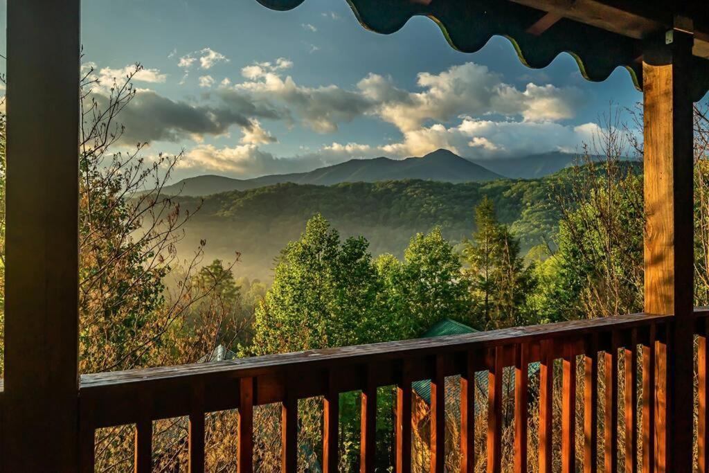 Spacious Smokies Cabin - Hot Tub With Mountain Views Gatlinburg Eksteriør billede