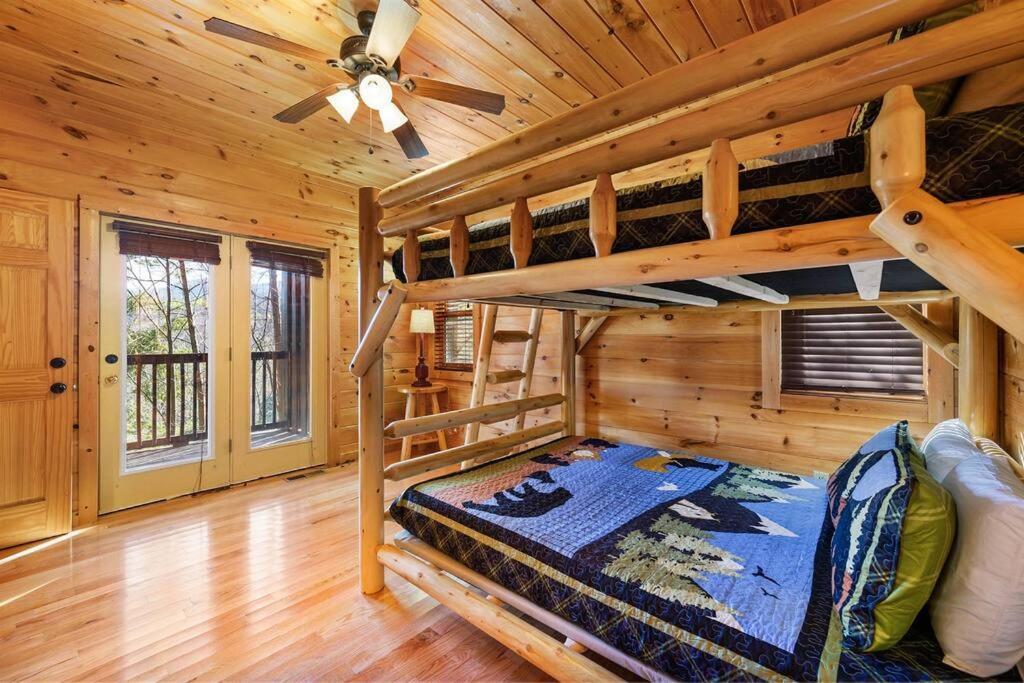 Spacious Smokies Cabin - Hot Tub With Mountain Views Gatlinburg Eksteriør billede