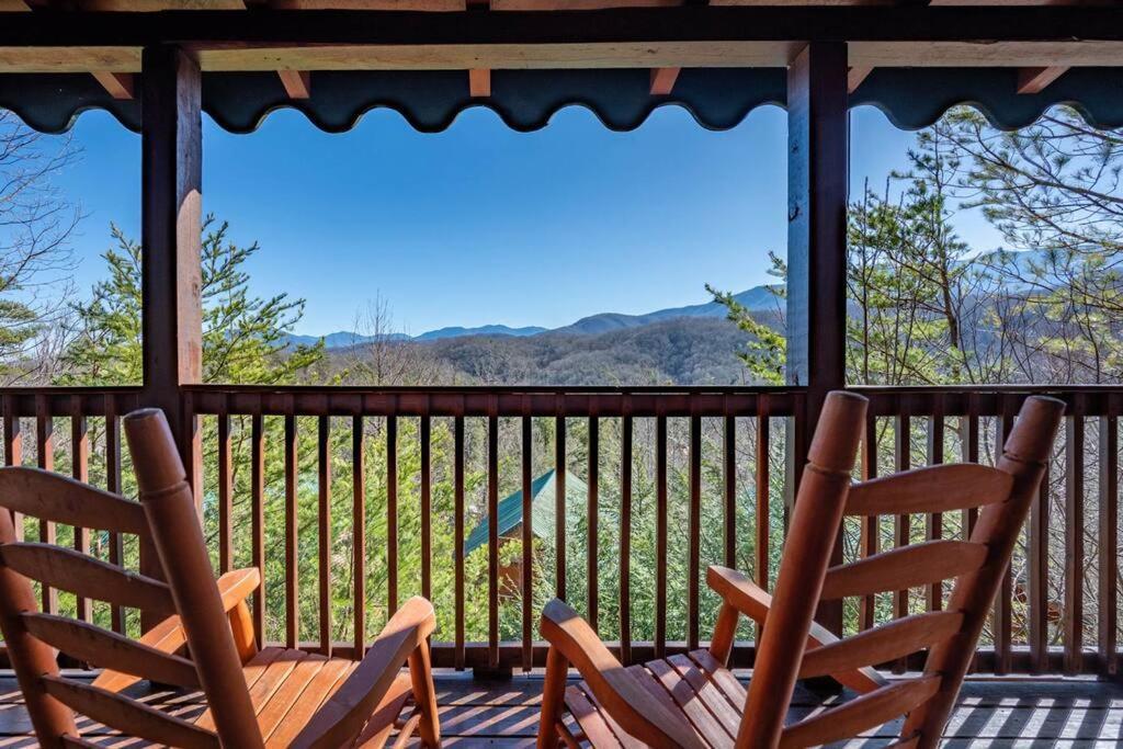 Spacious Smokies Cabin - Hot Tub With Mountain Views Gatlinburg Eksteriør billede
