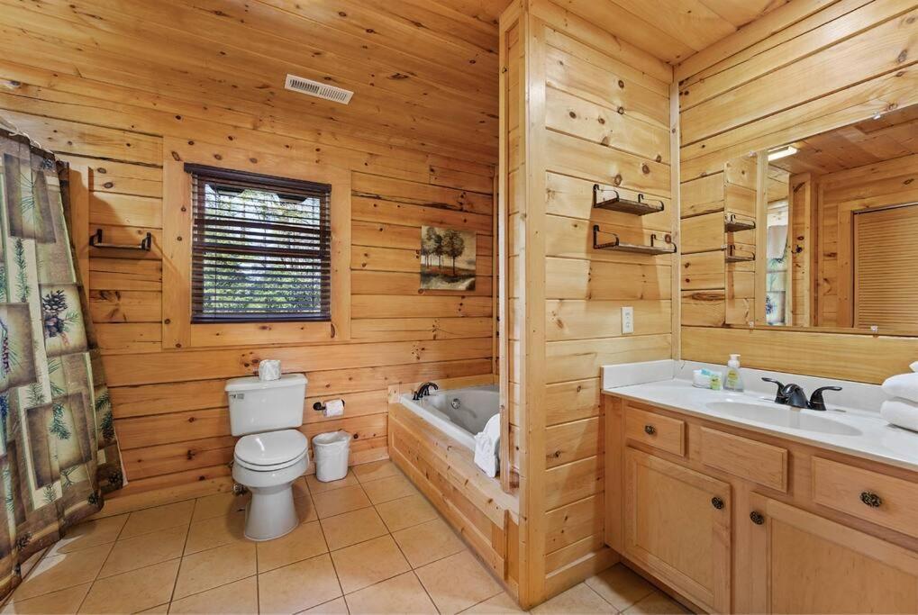 Spacious Smokies Cabin - Hot Tub With Mountain Views Gatlinburg Eksteriør billede