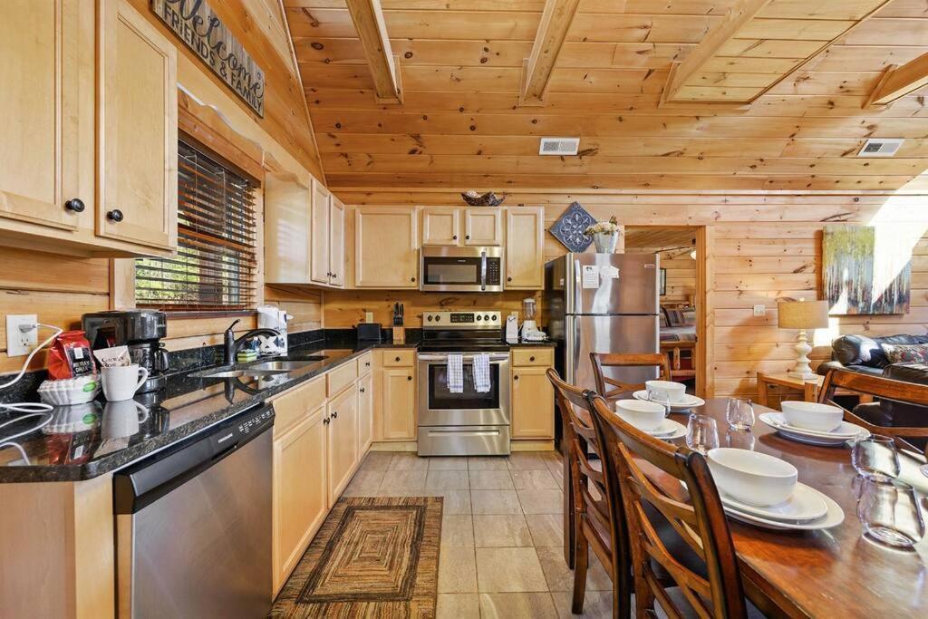 Spacious Smokies Cabin - Hot Tub With Mountain Views Gatlinburg Eksteriør billede
