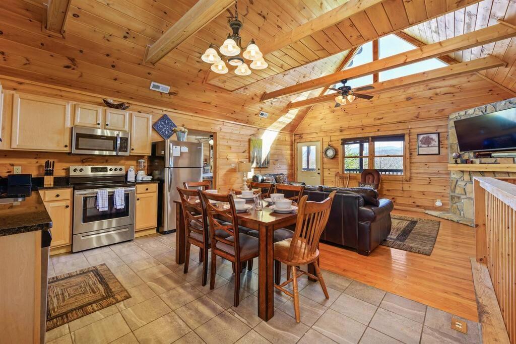Spacious Smokies Cabin - Hot Tub With Mountain Views Gatlinburg Eksteriør billede