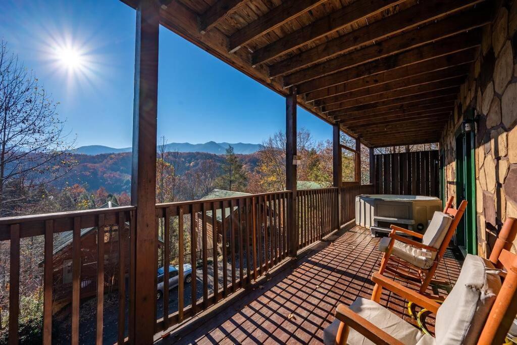 Spacious Smokies Cabin - Hot Tub With Mountain Views Gatlinburg Eksteriør billede