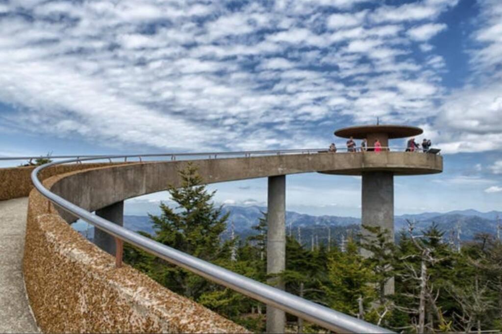 Spacious Smokies Cabin - Hot Tub With Mountain Views Gatlinburg Eksteriør billede