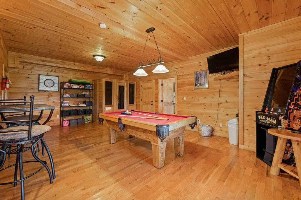 Spacious Smokies Cabin - Hot Tub With Mountain Views Gatlinburg Eksteriør billede