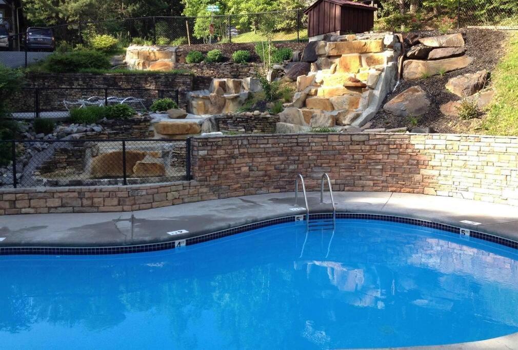 Spacious Smokies Cabin - Hot Tub With Mountain Views Gatlinburg Eksteriør billede