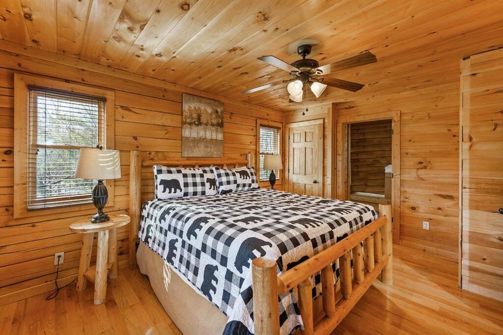 Spacious Smokies Cabin - Hot Tub With Mountain Views Gatlinburg Eksteriør billede
