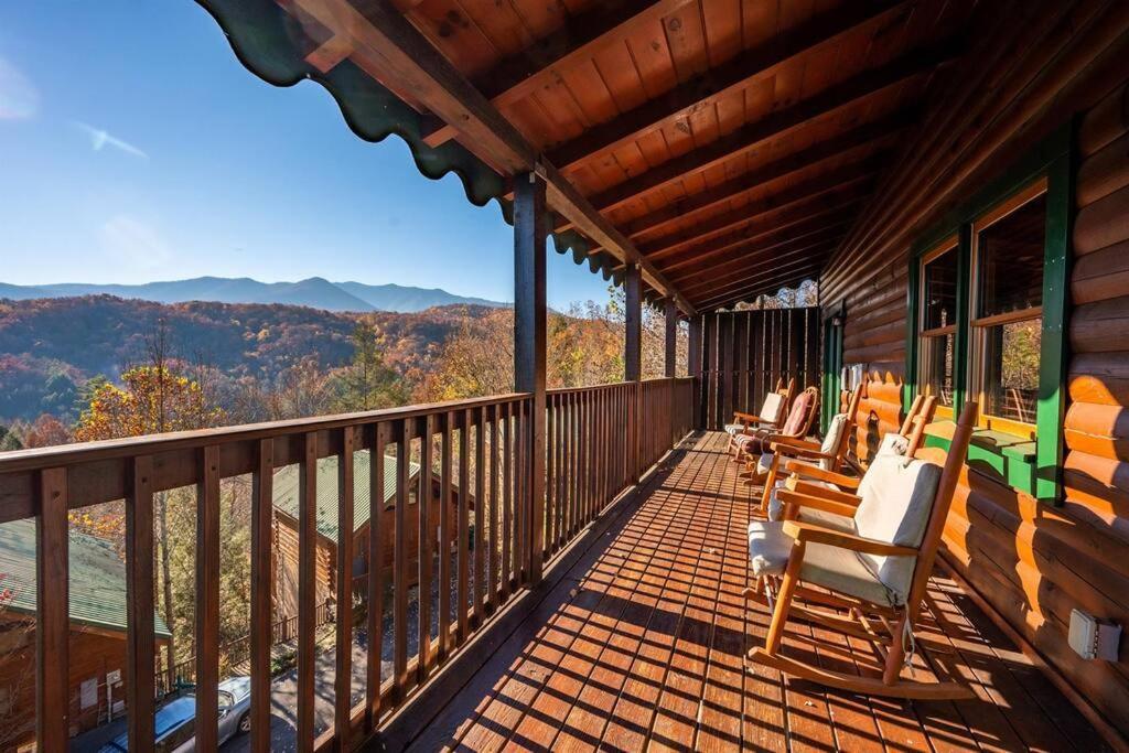 Spacious Smokies Cabin - Hot Tub With Mountain Views Gatlinburg Eksteriør billede