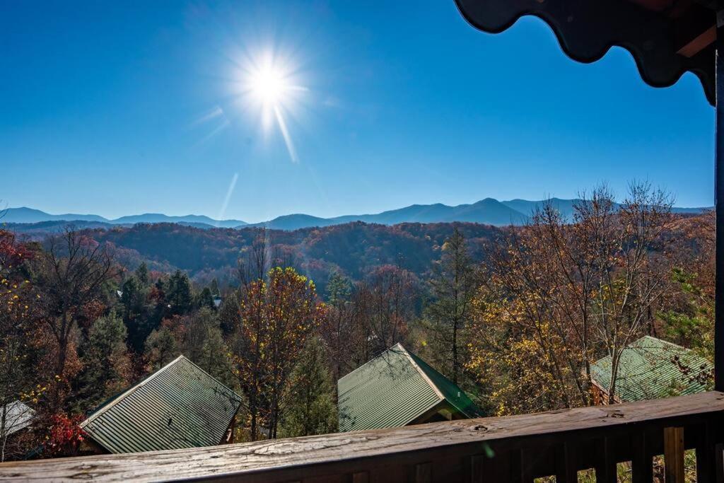 Spacious Smokies Cabin - Hot Tub With Mountain Views Gatlinburg Eksteriør billede