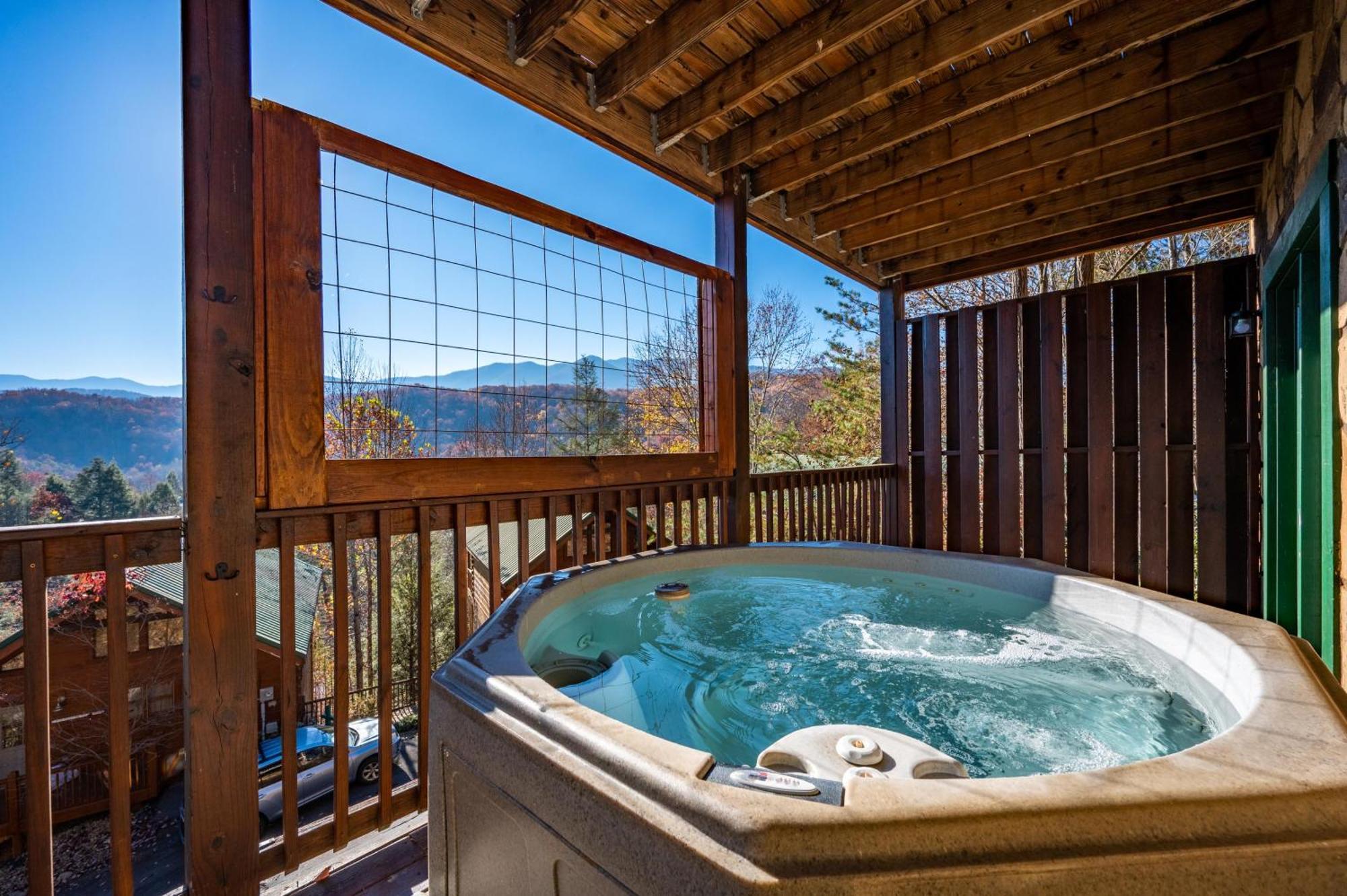 Spacious Smokies Cabin - Hot Tub With Mountain Views Gatlinburg Eksteriør billede