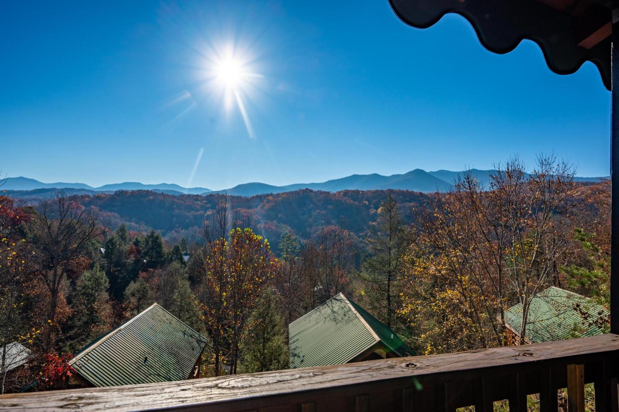 Spacious Smokies Cabin - Hot Tub With Mountain Views Gatlinburg Eksteriør billede